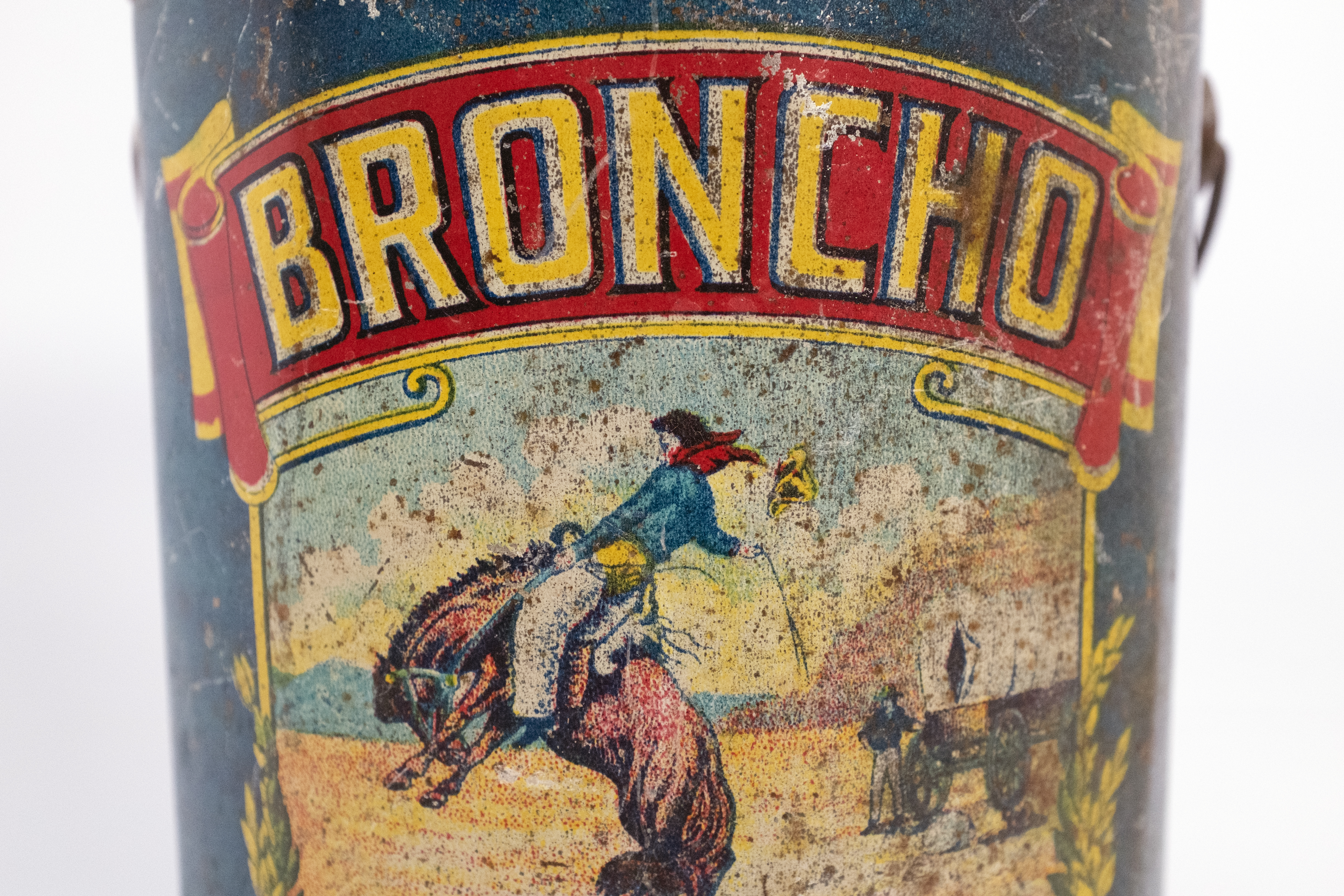 Broncho tin — front detail zoom 1.