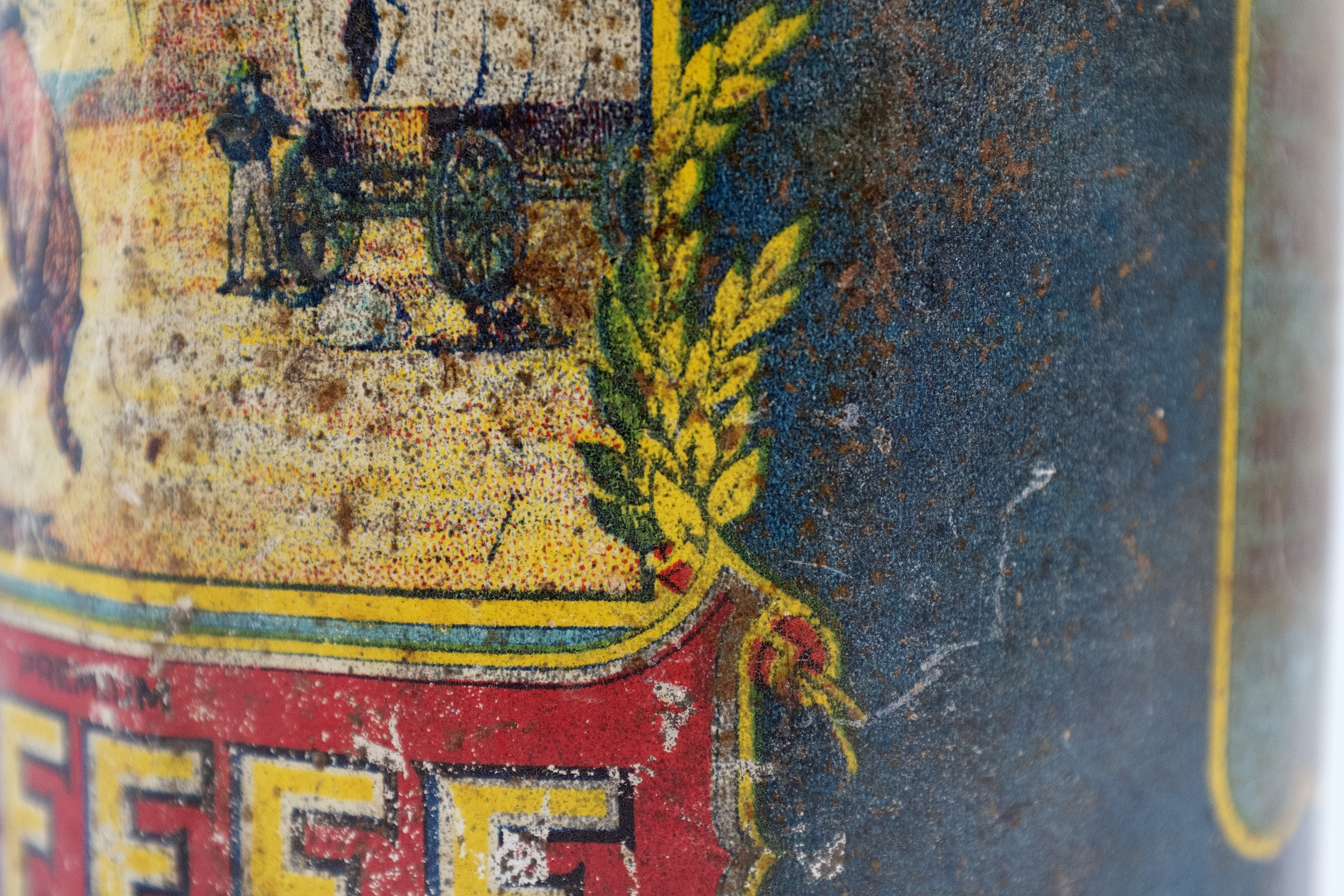 Broncho tin — front detail zoom 3.